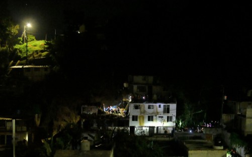  Un alud de tierra sepultó al menos a dos adultos y un bebé en la calle 2 poniente de la colonia 9 de Abril de la ciudad de Xalapa. Elementos de Escuadrón  Nacional de Rescate encabezaron las labores  de remoción de lodo para el rescate. 