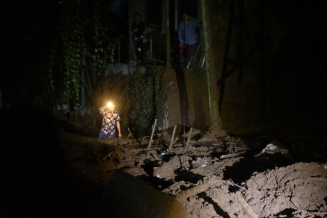  Un alud de tierra sepultó al menos a dos adultos y un bebé en la calle 2 poniente de la colonia 9 de Abril de la ciudad de Xalapa. Elementos de Escuadrón  Nacional de Rescate encabezaron las labores  de remoción de lodo para el rescate. 