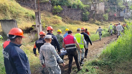 Los cuerpos sin vida de una mujer, un hombre y un menor de edad fueron rescatados de la vivienda afectada por un alud en la colonia 9 de Abril. Los otros 4 moradores de la casa afectada fueron rescatados con vida. 