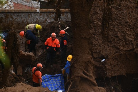 Los cuerpos sin vida de una mujer, un hombre y un menor de edad fueron rescatados de la vivienda afectada por un alud en la colonia 9 de Abril. Los otros 4 moradores de la casa afectada fueron rescatados con vida. 