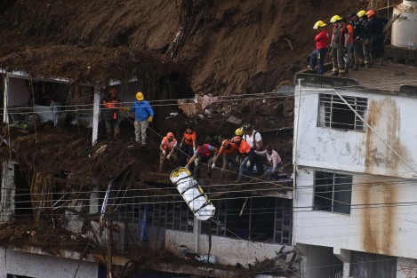 Los cuerpos sin vida de una mujer, un hombre y un menor de edad fueron rescatados de la vivienda afectada por un alud en la colonia 9 de Abril. Los otros 4 moradores de la casa afectada fueron rescatados con vida. 