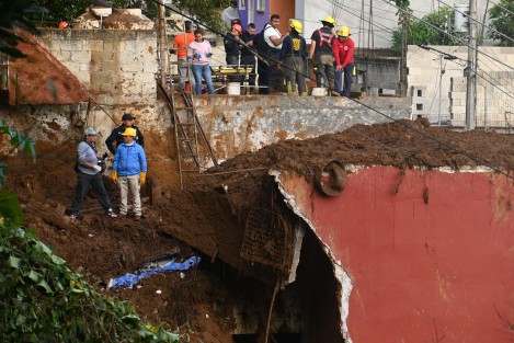 Vecinos atribuyen la tragedia a la desatención de una fuga de agua por parte de CMAS.  