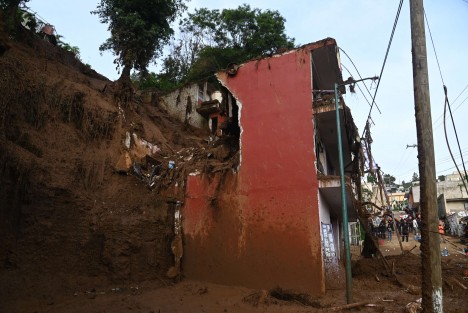 Vecinos atribuyen la tragedia a la desatención de una fuga de agua por parte de CMAS.  