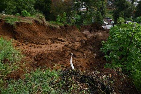 Vecinos atribuyen la tragedia a la desatención de una fuga de agua por parte de CMAS.  