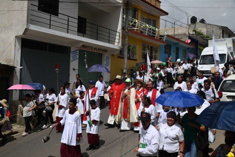 Cientos de feligreses recibieron la reliquia de San Judas Tadeo,  que este viernes estará en la Parroquia que lleva su nombre, en la colonia Campo de Tiro, donde será expuesta toda la noche y tras la misa de las 7:00 horas del sábado se llevará a la Catedral. 