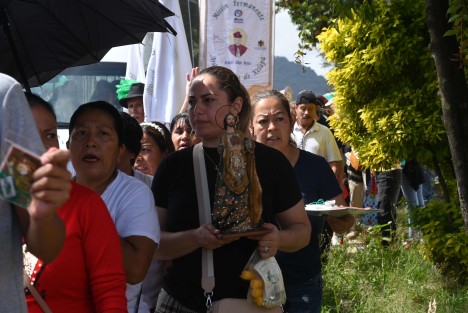 Cientos de feligreses recibieron la reliquia de San Judas Tadeo,  que este viernes estará en la Parroquia que lleva su nombre, en la colonia Campo de Tiro, donde será expuesta toda la noche y tras la misa de las 7:00 horas del sábado se llevará a la Catedral. 
