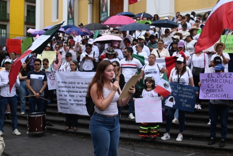 Estudiantes y trabajadores del Poder Judicial federal se manifestaron  en  Plaza Lerdo y posteriormente dieron una vuelta a la manzana para mostrar su rechazo a la Reforma  Judicial. 