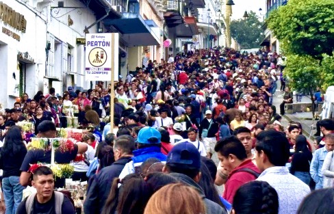 Devotos de San Judas Tadeo abarrotaron el centro de Xalapa con el fin de visitar la reliquia del santo apostol que este fin de semana se expone en la Catedral de Xalapa. 