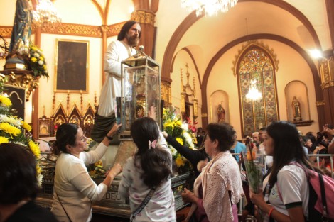 Devotos de San Judas Tadeo abarrotaron el centro de Xalapa con el fin de visitar la reliquia del santo apostol que este fin de semana se expone en la Catedral de Xalapa.  