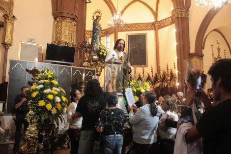 Devotos de San Judas Tadeo abarrotaron el centro de Xalapa con el fin de visitar la reliquia del santo apostol que este fin de semana se expone en la Catedral de Xalapa.  