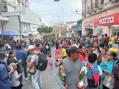 Devotos de San Judas Tadeo abarrotaron el centro de Xalapa con el fin de visitar la reliquia del santo apostol que este fin de semana se expone en la Catedral de Xalapa. 