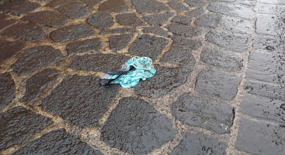 Ramas y objetos tirados en las calles de Xalapa, de lo que el viento de la noche madrugada de este sábado-domingo dejó en Xalapa, sin faltar los clásicos calzones que salieron volando. 