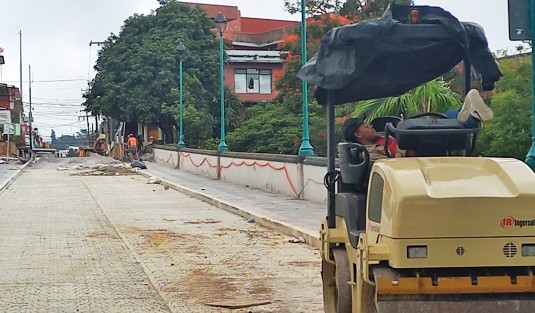 A marchas forzadas se vieron los trabajos en el puente de Xallitic la semana que hoy concluye... se ve que los constructores le están echando ganas. 