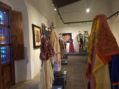 Entre los sitios a visitar en Xalapa esta temporada, está la colección de trajes típicos del Maestro René Ramírez Ordóñez, en la exposición México se Viste de Luz y de Color, en el Centro Recreativo Xalapeño.