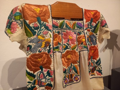 Entre los sitios a visitar en Xalapa esta temporada, está la colección de trajes típicos del Maestro René Ramírez Ordóñez, en la exposición México se Viste de Luz y de Color, en el Centro Recreativo Xalapeño.