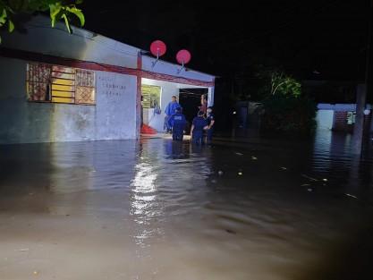Policía Estatal en coordinación con Protección Civil realizó evacuación de personas, que habitan en las zonas inundadas en el municipio de Agua Dulce, así como labores de limpieza y desazolve.  