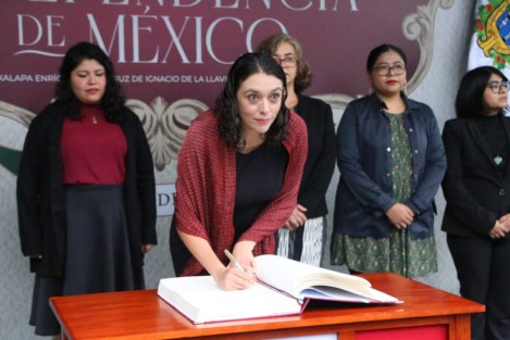 Guadalupe Osorno Maldonado, encabezó la guardia de honor de funcionarios y personal de la Secretaría de Protección Civil en el monumento a Miguel Hidalgo, en el parque Los Berros.