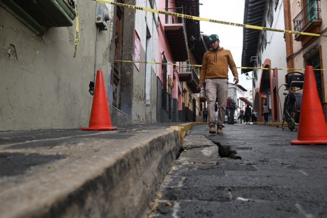 Por trabajos que realiza personal de la Dirección de Obras Públicas, permanecerá cerrada a la circulación vehicular la calle de Revolución, entre Enríquez y Juárez, por lo que se recomienda a los automovilistas tomar rutas alternas. 