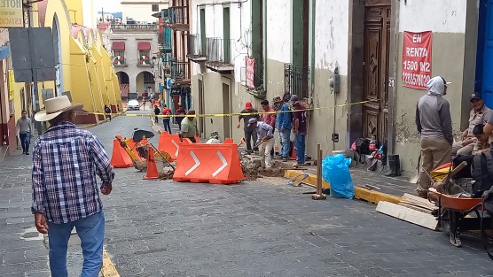 La reparación en la calle Revolución causó molestias a peatones a quienes no se les permitía el paso a menos que fueran a algún sitio dentro del área, por lo que tenían que ir a dar la vuelta por Lucio o el callejón de Rojas si se dirigían más arriba. 