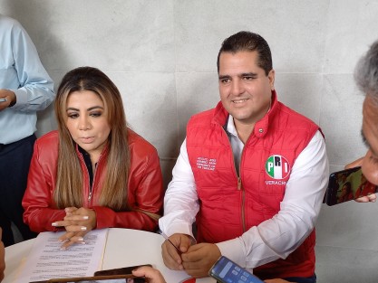 Dirigentes estatales del PRI estuvieron en un café en el centro de Xalapa leyendo su boletín de prensa reiterando el mensaje de su líder Alito, sobre amenazas a sus senadores para que voten a favor de la Reforma al Poder Judicial. Sobre Beltrones evitaron hablar y dieron por terminada su entrevista.