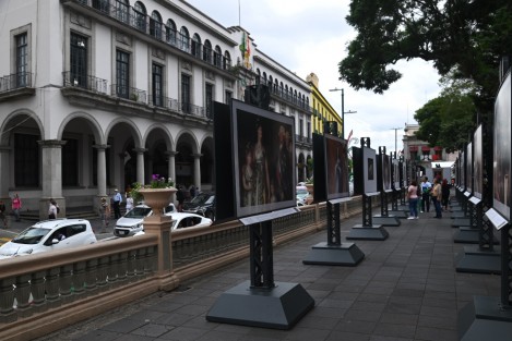 Luego de los fuertes vientos del sin de semana,  personal de una empresa de publicidad vuelve a colocar sus lonas. La exposición montada en el parque Juárez, no sufrió ningún daño. 