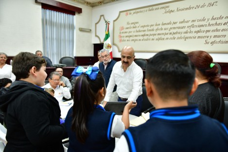 El seguimiento al proceso de construcción de obra pública y la atención a las necesidades de la población para mejorar su calidad de vida, fueron algunas de las solicitudes que recibió este lunes el alcalde Ricardo Ahued Bardahuil, al encabezar una jornada más del Programa Audiencias Ciudadanas.