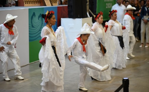 La magia y el colorido de los Pueblos y Barrios Mágicos del país están en Veracruz, en un solo lugar podemos presumir la historia, el legado de comunidades originarias, la mezcla de culturas y el orgullo de México, afirmó el gobernador Cuitláhuac García Jiménez en el corte de listón del Tianguis Nacional de Pueblos Mágicos en su sexta edición.