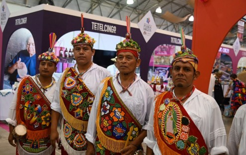 La magia y el colorido de los Pueblos y Barrios Mágicos del país están en Veracruz, en un solo lugar podemos presumir la historia, el legado de comunidades originarias, la mezcla de culturas y el orgullo de México, afirmó el gobernador Cuitláhuac García Jiménez en el corte de listón del Tianguis Nacional de Pueblos Mágicos en su sexta edición.