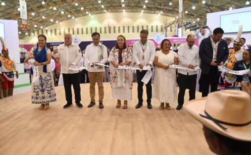 n el World Trade Center están instalados los pabellones de 177 pueblos y 34 barrios de todas las entidades de la República con artesanos, médicos tradicionales, cocineras autóctonas, danzantes y prestadores de servicios, turoperadores y expositores en cinco foros simultáneos, donde cada vendedor dispone de una plataforma digital que facilita sus relaciones comerciales.  