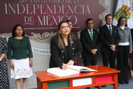 La magistrada presidenta del Poder Judicial, Lisbeth Aurelia Jiménez, encabezó la guardia de honor al Padre de la Patria, Miguel Hidalgo, en Los Berros.
