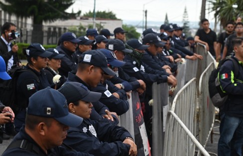 Ante la presencia de manifestantes, policías estatales implementaron un operativo de seguridad en los alrededores del Congreso de Veracruz con vallas metálicas, como medida de resguardo antes y durante  la sesión en la que se aprobó la Reforma Judicial.