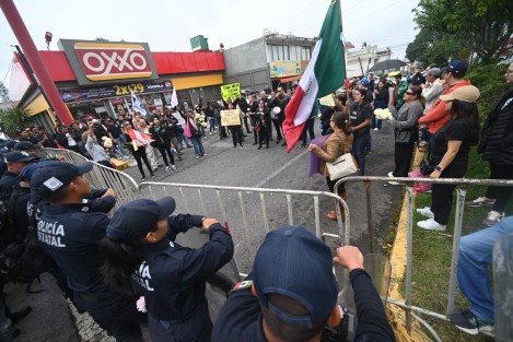 Ante la presencia de manifestantes, policías estatales implementaron un operativo de seguridad en los alrededores del Congreso de Veracruz con vallas metálicas, como medida de resguardo antes y durante  la sesión en la que se aprobó la Reforma Judicial.
