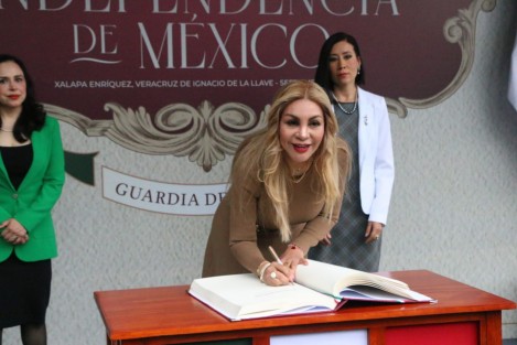 La magistrada presidenta del Tribunal Electoral de Veracruz, Tania Celina Vásquez Muñoz, encabezó la guardia de honor ante el monumento a Miguel Hidalgo, en Los Berros.