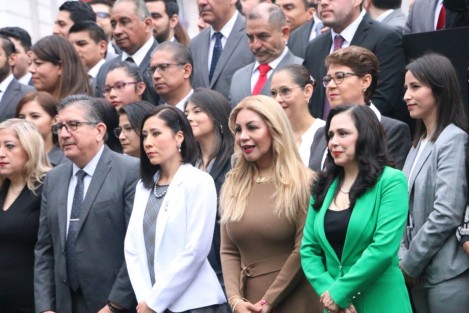 La magistrada presidenta del Tribunal Electoral de Veracruz, Tania Celina Vásquez Muñoz, encabezó la guardia de honor ante el monumento a Miguel Hidalgo, en Los Berros.