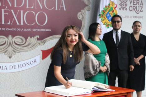 Consejeros y personal del OPLE, encabezados por la presidenta Marisol Alicia Delgadillo, rindieron guardia de honor ante el monumento de Miguel Hidalgo.