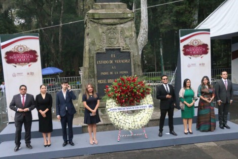 Consejeros y personal del OPLE, encabezados por la presidenta Marisol Alicia Delgadillo, rindieron guardia de honor ante el monumento de Miguel Hidalgo.