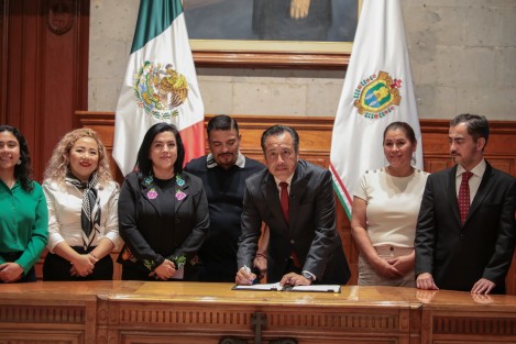 El titular del Poder Ejecutivo de Veracruz, Cuitláhuac García Jiménez, firmó el decreto que reforma, adiciona y deroga diversas disposiciones de la Constitución Política de los Estados Unidos Mexicanos en materia del Poder Judicial de la Federación. 