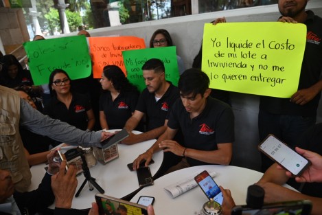 El Sindicato de Empleados y Trabajadores al Servicio del Instituto Veracruzano de la Vivienda (SETSIV) acusó al gerente general de INVIVIENDA, Hazael Flores Castro, por incumplimiento en la entrega de terrenos, acoso laboral y sexual, entre otras problemáticas.