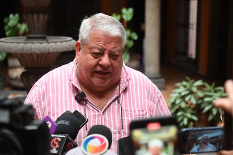El senador Manuel Huerta pidió a la población no especular sobre si Miguel Ángel Yunes Linares y su hijo Miguel Ángel Yunes Márquez se unirán a MORENA tras votar a favor de la Reforma Judicial. —Espérense a que ocurran las cosas y ya las decimos. Pero eso de que ya es de la bancada de MORENA es falso de toda falsedad—, comentó.