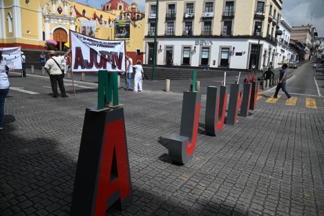 Integrantes de la AJUPIV bloquearon la calle Enríquez. Siguen exigiendo al Gobierno Estatal el pago del seguro institucional. 