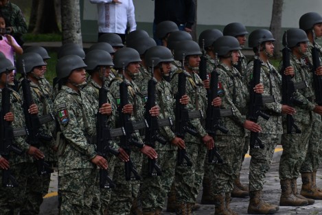 Estuvieron presentes los comandantes de la 26/a Zona Militar, Armando López Esquivel, y Tercera Región Naval, Raúl Pérez Vásquez; la presidenta del Tribunal Superior de Justicia, Lisbeth Aurelia Jiménez Aguirre, la fiscal general del Estado, Verónica Hernández Giadáns, y el coordinador de la Guardia Nacional en la entidad, Vicente Dimayuga Canales. 