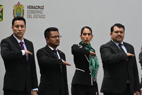 Estuvieron presentes los comandantes de la 26/a Zona Militar, Armando López Esquivel, y Tercera Región Naval, Raúl Pérez Vásquez; la presidenta del Tribunal Superior de Justicia, Lisbeth Aurelia Jiménez Aguirre, la fiscal general del Estado, Verónica Hernández Giadáns, y el coordinador de la Guardia Nacional en la entidad, Vicente Dimayuga Canales. 