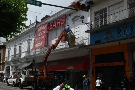 Trabajadores de gobierno colocan los últimos adornos para las próximas fiestas patrias que se realizan en el centro de la capital. 