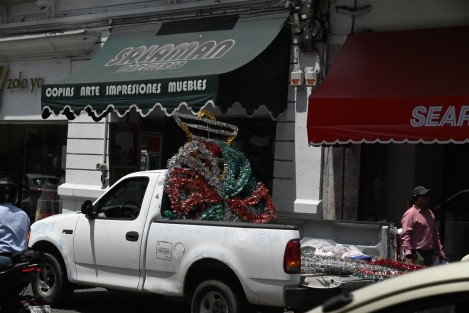 Trabajadores de gobierno colocan los últimos adornos para las próximas fiestas patrias que se realizan en el centro de la capital. 