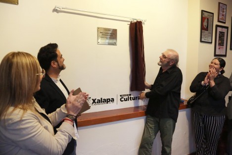 Como un reconocimiento a la trayectoria de un referente cultural, funcionariado municipal llevó a cabo la develación de una placa en honor al maestro Carlos Alberto Converso Prato, Medalla al Mérito Artístico Juan Herrera Vázquez Juanote 2024.