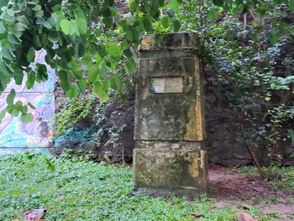 A propósito de pérdida de patrimonio cultural en la ciudad de Xalapa, cabe recordar que en un tiempo en el parque Los Berros se encontraban una serie de bustos de poetisas y poetas veracruzanos, los cuales fueron destruidos poco a poco por vándalos.