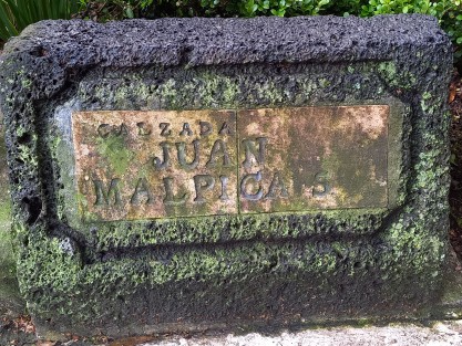 Las calzadas del mismo parque, cuentan con nomenclatura, igualmente dedicada a escritores y poetas, y aunque algunas permanecen en relativa buena condición, otras de las placas parece que correrán la misma suerte que los bustos. 