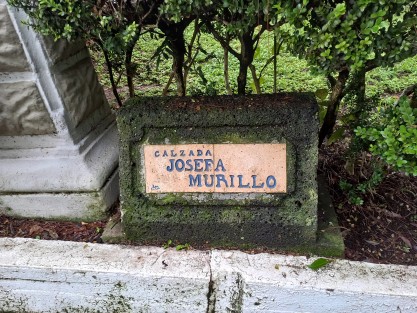 Las calzadas del mismo parque, cuentan con nomenclatura, igualmente dedicada a escritores y poetas, y aunque algunas permanecen en relativa buena condición, otras de las placas parece que correrán la misma suerte que los bustos. 