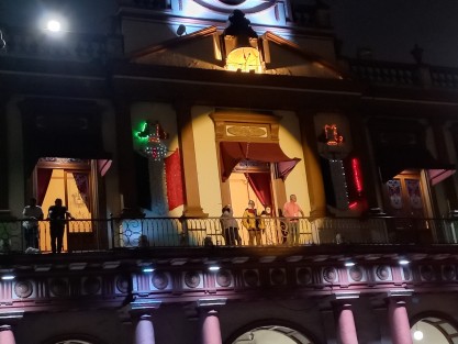 Personal de Gobierno del Estado preparando todo para la ceremonia de El Grito desde el Palacio de Gobierno de Veracruz. 