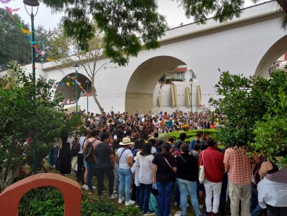 Afortunadamente en Xalapa, aún se puede ver a la gente convivir y reír con cosas tan sencillas como ver rodar unos melones por sus empinadas calles. Así, con cientos de participantes y más cientos de espectadores se llevó a cabo la 20a. Carrera de melones.
